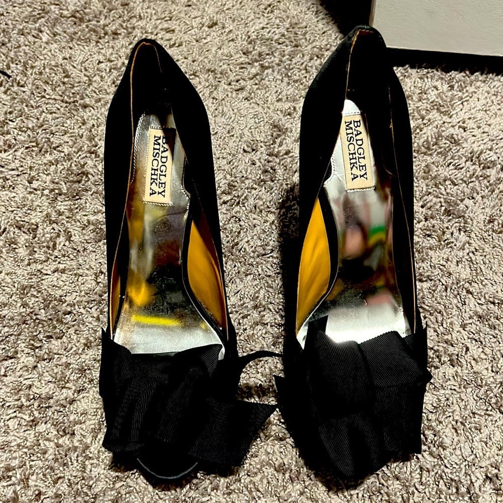 Badgley Mischka Flower Peep Toe Pump